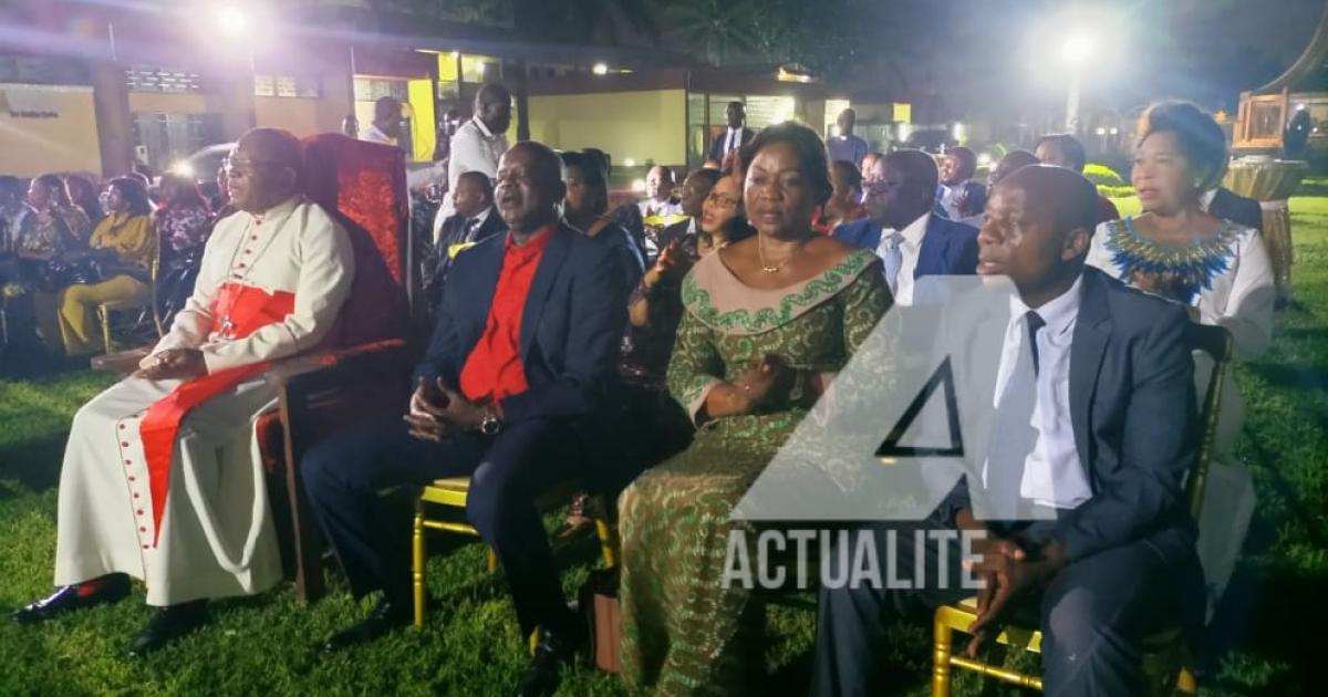 la soirée de présentation de la chanson "Karibu pape"