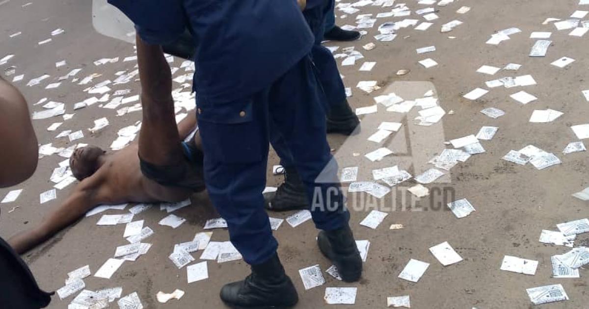 un manifestant saisi par la police lors d'un sit-in du bloc patriotique