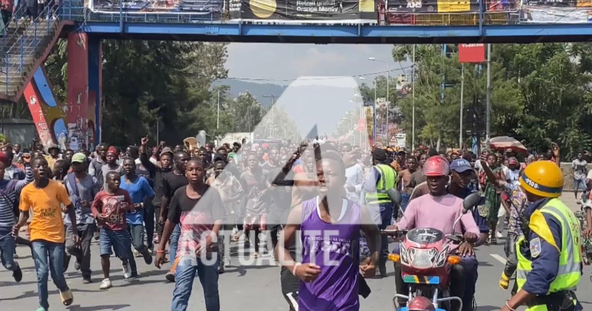 Les jeunes de Goma accompagnant la dépouille du militaire tué à Gisenyi 