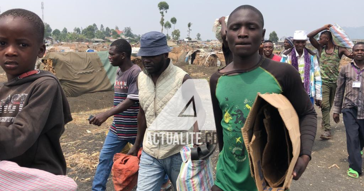 Des ex-miliciens quittant le site de Mubambiro