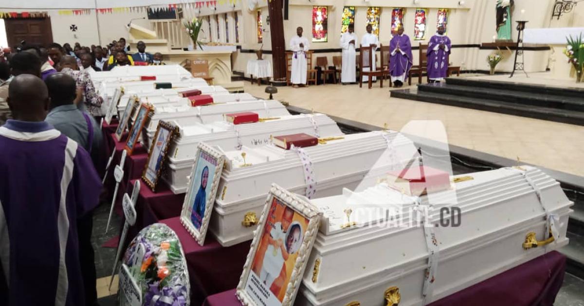 les corps des écoliers et leur chauffeur décédés à Bukavu exposés à l'église