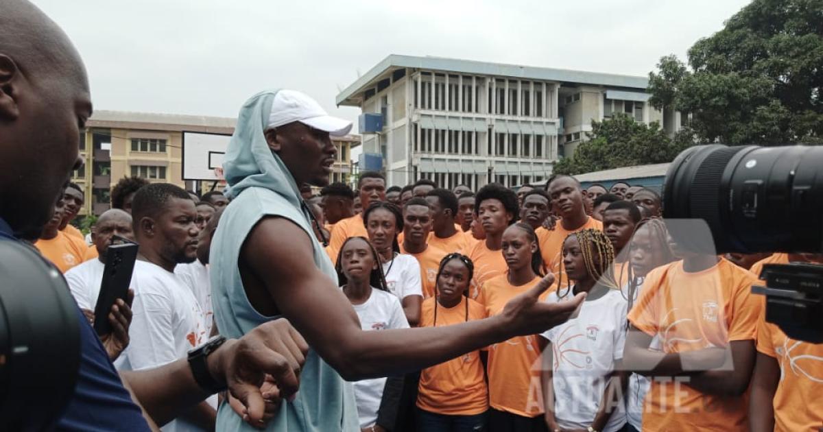 Bismack Biyombo avec les jeunes lors du lancement de son camp basketball à Kinshasa