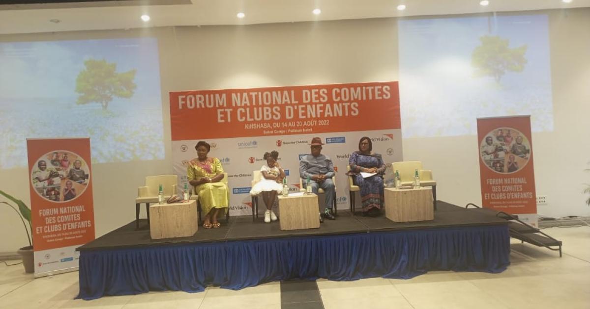 De G à D : la représentante de la Fondation Denise Nyakeru, le représentant des enfants du forum, le ministre Mutinga et la représentante pays de World Vision