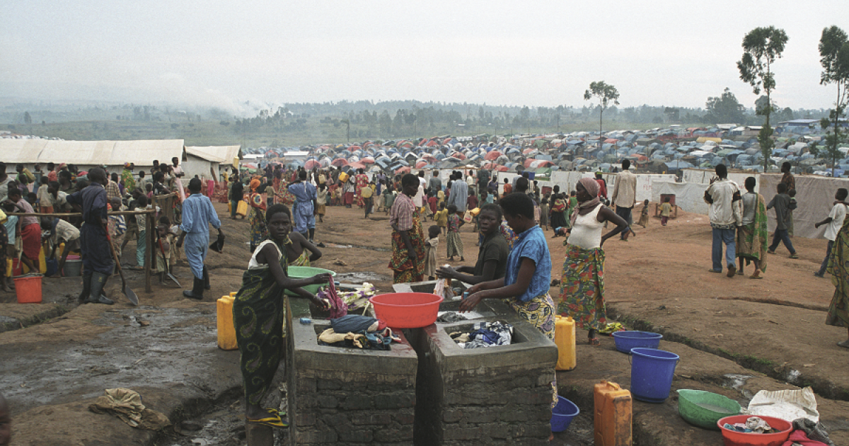 Des enfants déplacés puisent de l’eau sur un forage, Ituri, 2003. Crédit : Amnesty International