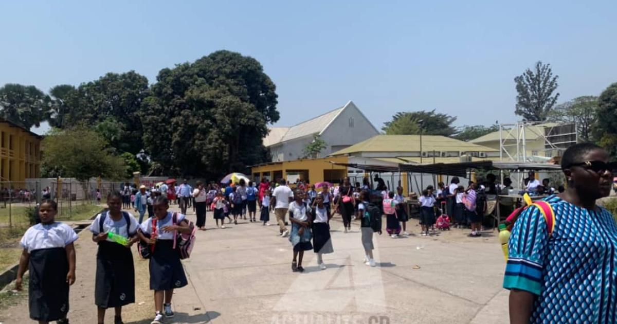Enceinte du Lycée Bosangani. Les élèves à la sortie de classe