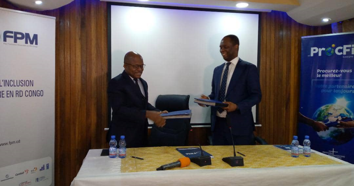  Jean-Claude Thetika, DG FPM et Timothy Ngumbi, DG Procfin lors de la signature d'un contrat d'assistance technique