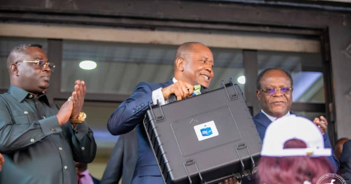 Denis Kadima et les membres de la CENI recevant les kits électoraux. Photo droits tiers 