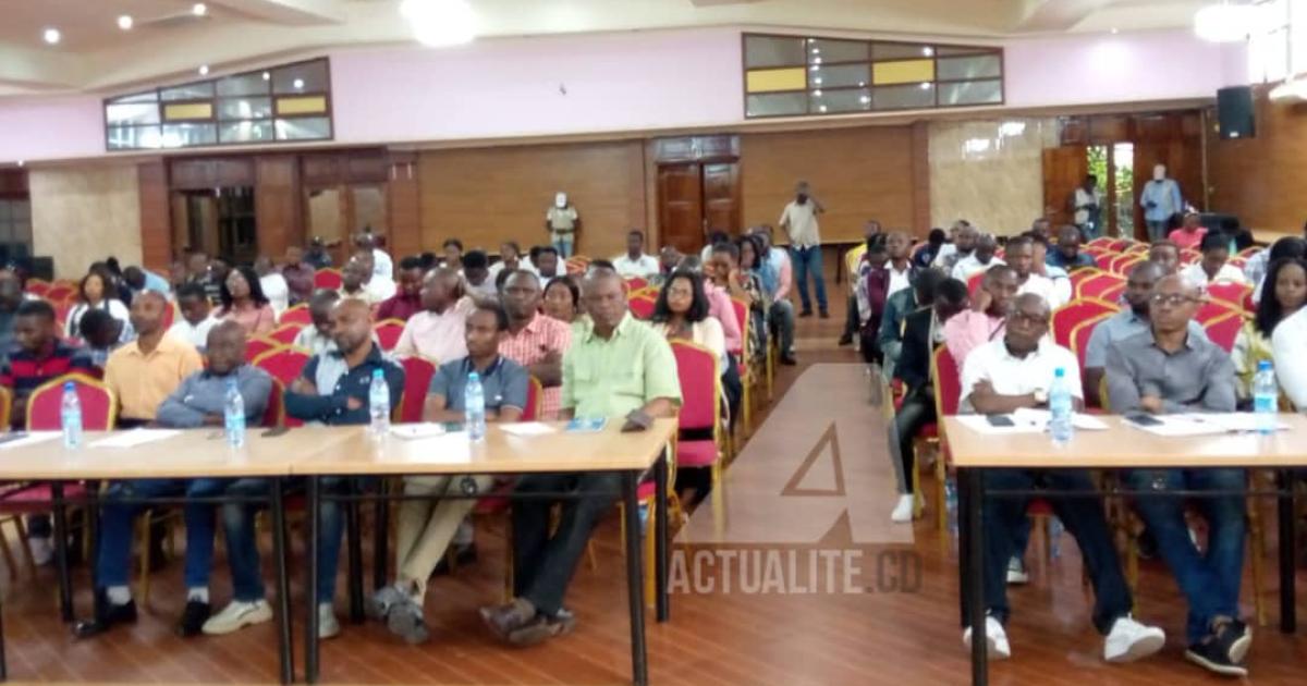 Des douaniers en assemblée générale