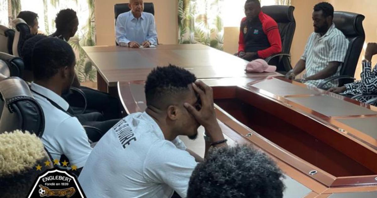 Moise Katumbi s’entretenant avec les joueurs 