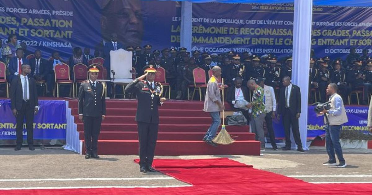 Célestin Mbala à la cérémonie de passation de commandement au sein de l'armée