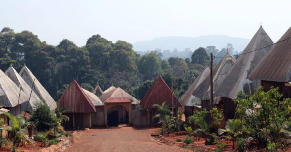 Village dans une forêt sacrée au Cameroun