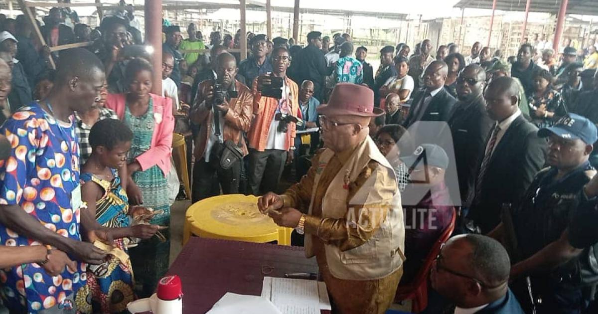 Modeste Mutinga avec les déplacés de Kwamouth à Bandundu 