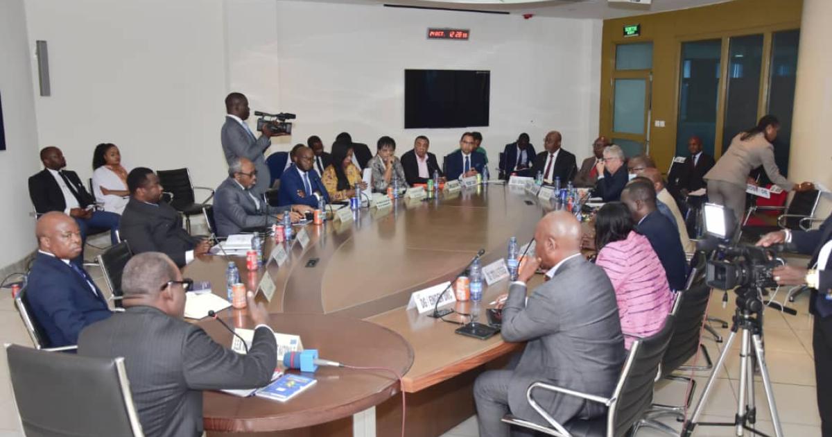 Nicolas Kazadi avec les représentants des sociétés pétrolières en RDC