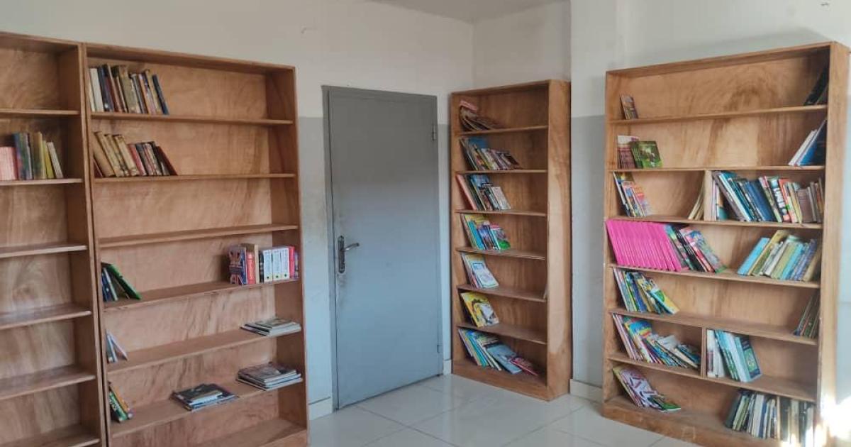Bibliothèque à la prison de Makala