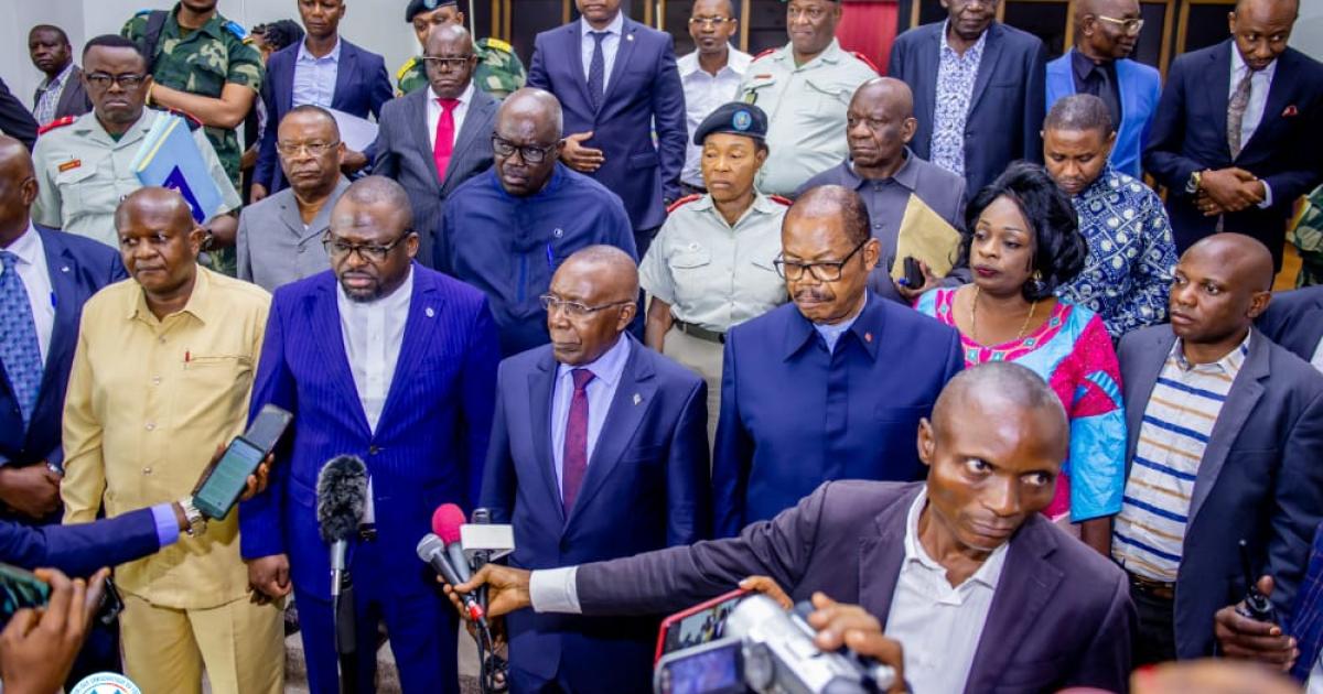 Les membres de la commission défense et sécurité du parlement avec le ministre de la défense 