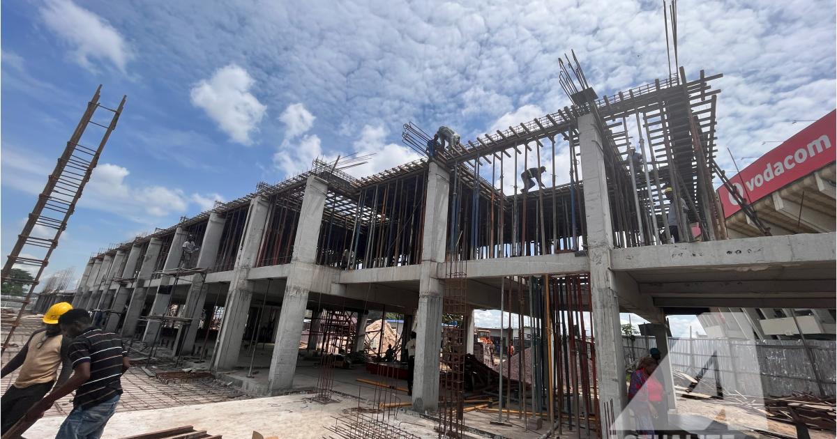 Construction du gymnase du stade des martyrs. Deux terrains de basketball en construction/Ph. ACTUALITE.CD