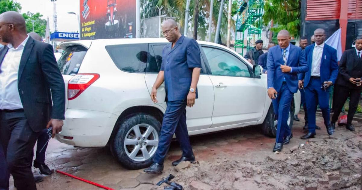 Ngobila lors d'un tour pour inspecter les inondations à Kinshasa