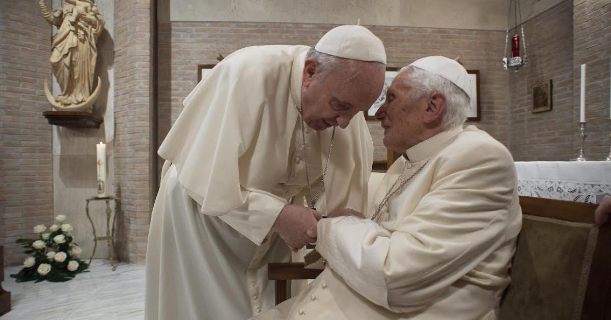 Papes Benoit XVI et Francois 