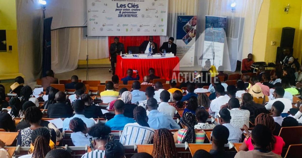 Les étudiants de l'UNIKIN en pleine conférence sur l'entrepreneuriat 