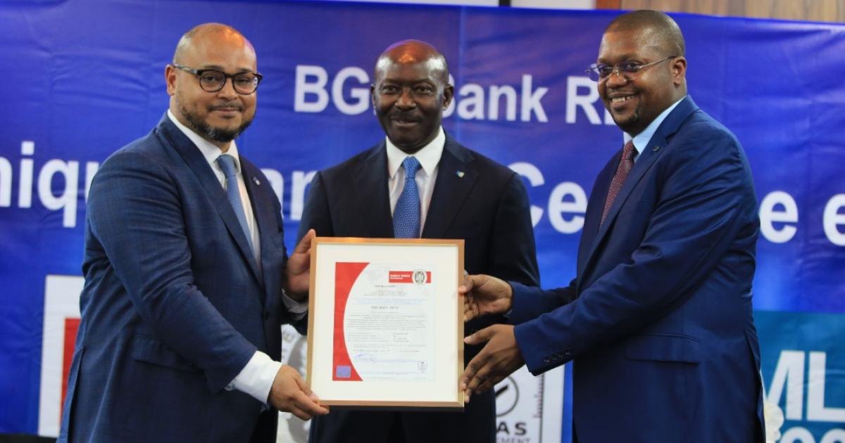 De G à D: Francesco DE MUSSO, Administrateur-Directeur Général de BGFIBank RDC SA, Henri-Claude OYIMA, Président Directeur Général du Groupe BGFI, Toussaint TSHIBUY, LEAD AUDITEUR QSE / HEAD OF CERTIFICATION & TRAINING chez Bureau Veritas
