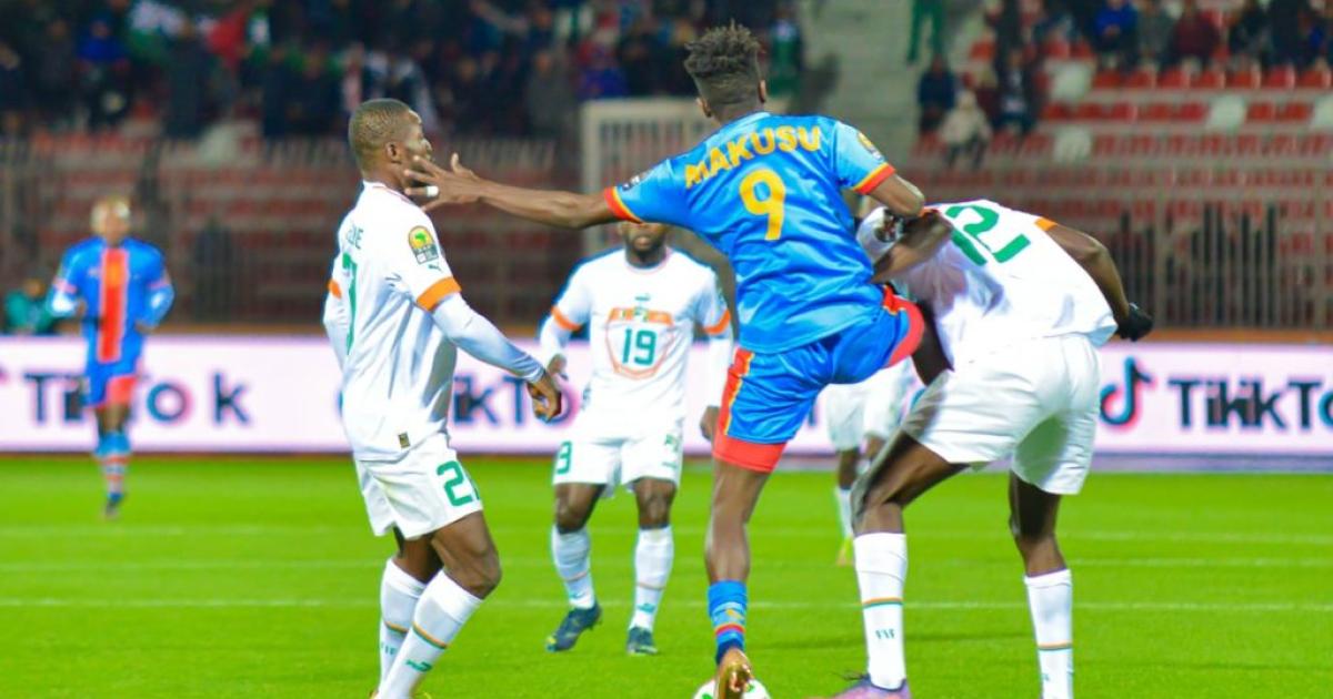 Makusu aux prises avec des joueurs ivoiriens au CHAN 2022