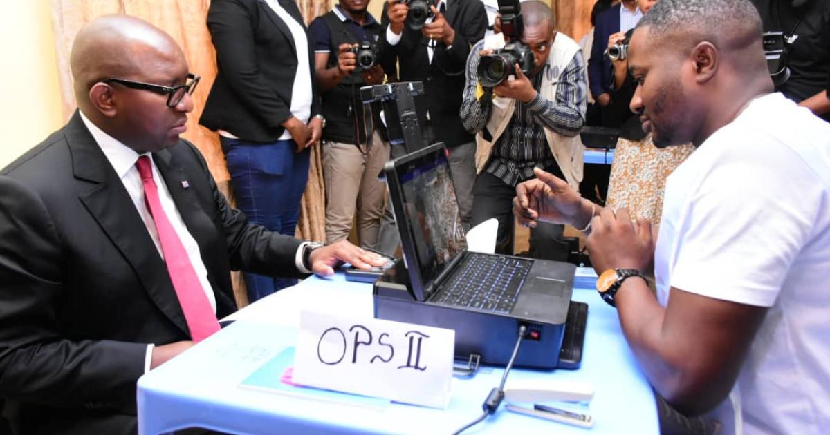Sama Lukonde en plein enrôlement 