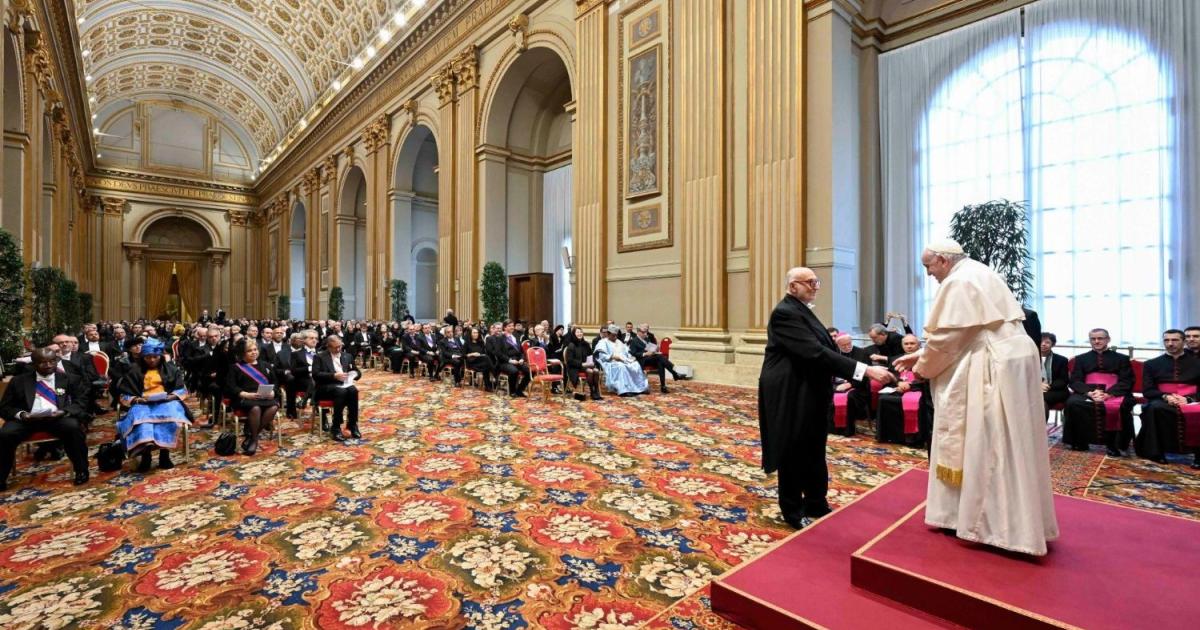 Georgios Poulides, ambassadeur de Chypre au Vatican, doyen du corps diplomatique, lors des vœux du Pape François aux ambassadeurs accrédités près le Saint-Siège, le 9 janvier 2023, en salle des Bénédictions.   (Vatican Media)