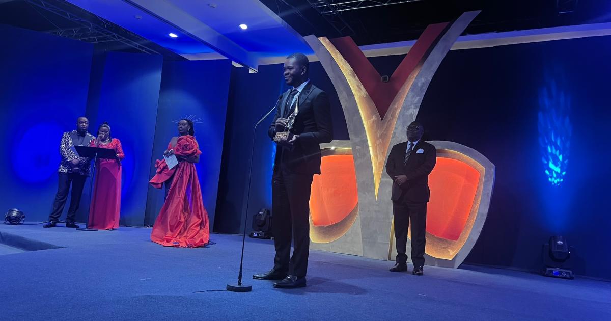 Stanis Bujakera avec le trophée Muana Mboka