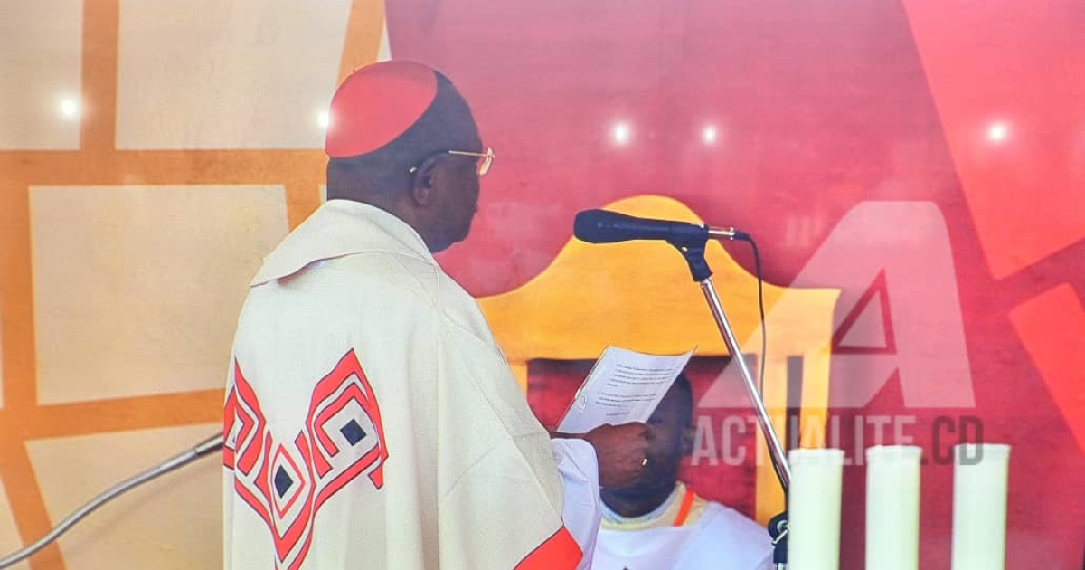 Le Cardinal Ambongo célèbre s'adressant au Pape François lors de la messe le 1er février à Kinshasa