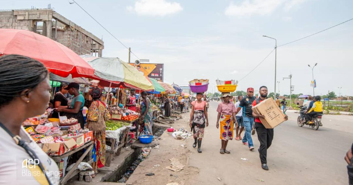 Les piétons marchants au bord de la chaussée sur l'avenue Luambo Makiadi (ex.Bokasa) au niveau du marché Zigida ce mardi 07 02 2023. Photo ACP, Blaise Irenge