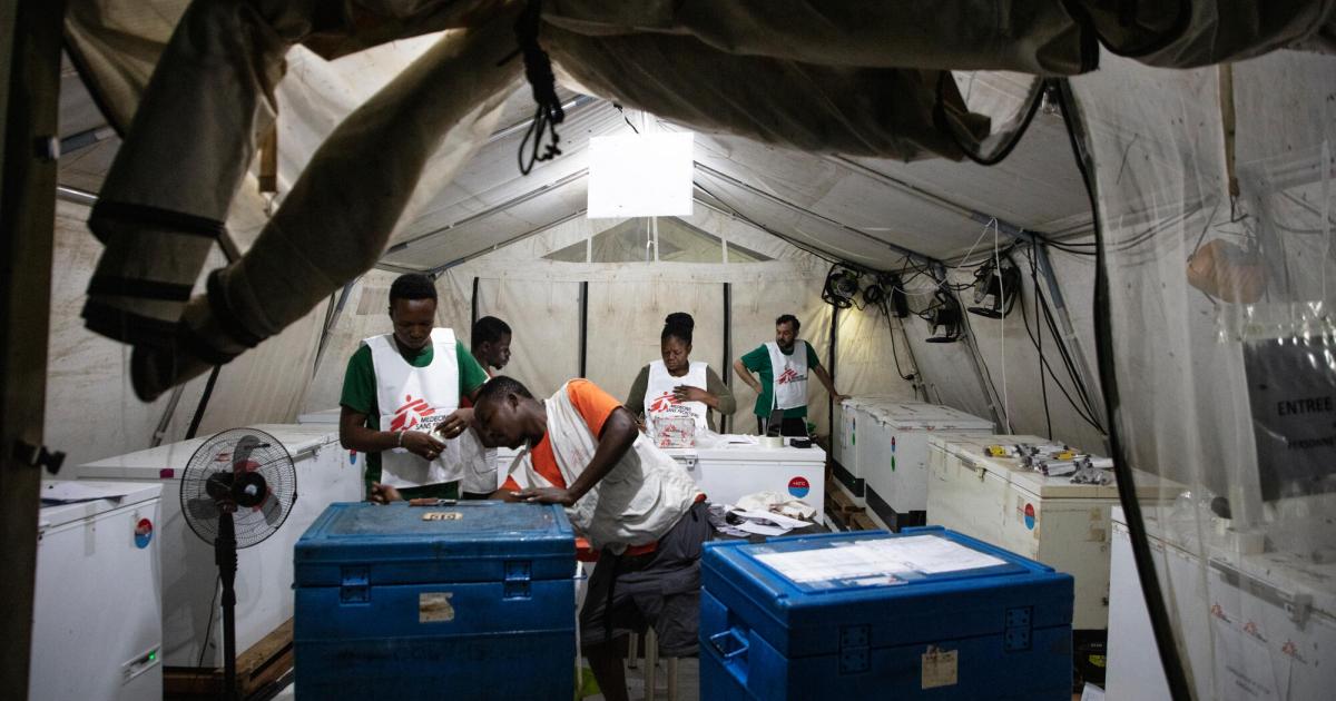 Vue à l'intérieur de la salle de la chaîne du froid à la base MSF de Bangabola. Une chaîne du froid performante est essentielle pour assurer la bonne température - et donc efficace - des vaccins pendant le transport et sur les sites.