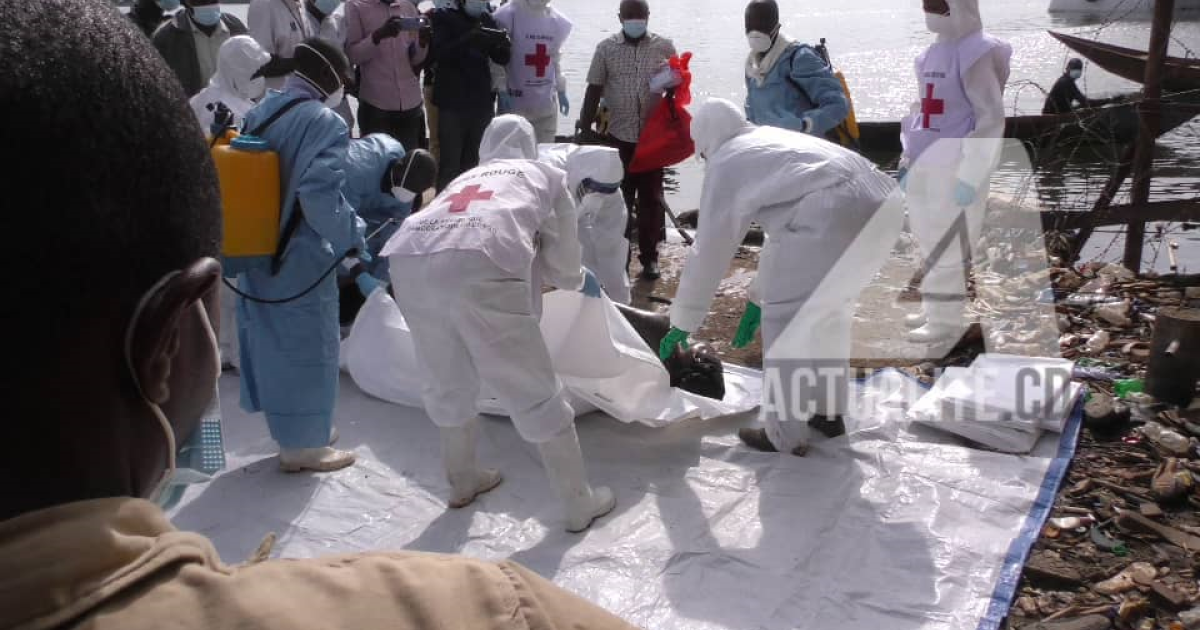 Les secouristes de la Croix-rouge prennent en charge les corps ramassés sur le lac Kivu