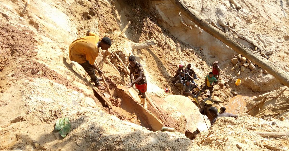 Des creuseurs d’or dans un site artisanal à Mangorejipa, village du territoire de Lubero, Nord-Kivu, Est de la RDC.  ©Umbo Salama