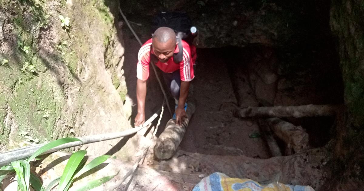 Un homme sortant d’un puits souterrain dans le site minier de Kibindobindo, territoire de Walikale, Nord-Kivu, Est de la RDC.© Didi Bunakima