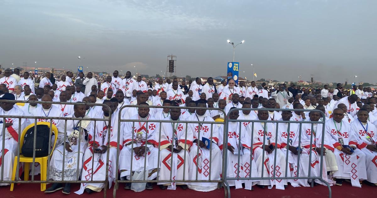 Les prêtres à Ndolo lors de la messe papale
