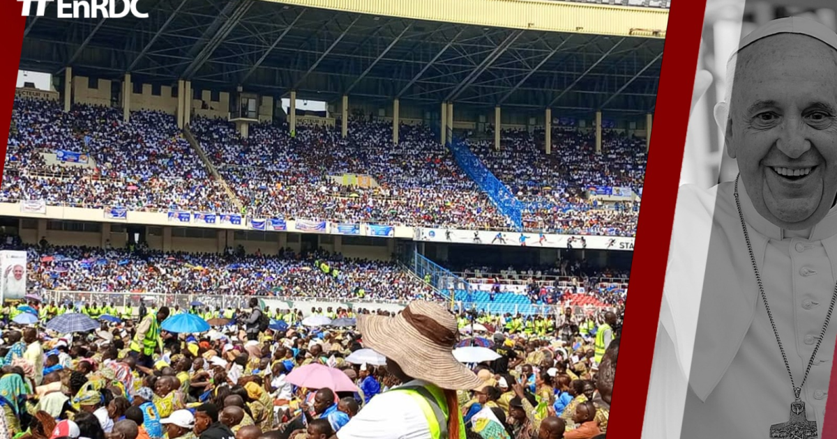 La foule au stade des Martyrs à l'invitation du Pape François