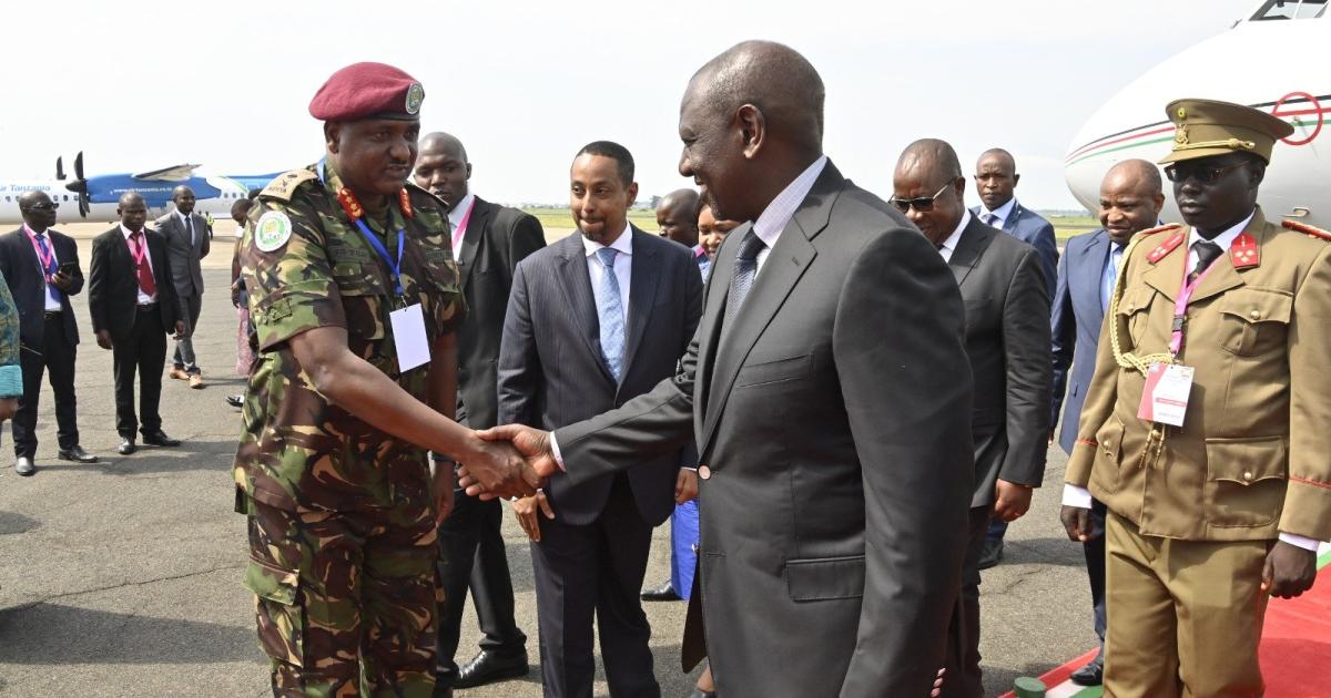 Le président William Ruto et le Général-major kenyan Jeff Nyangah, commandant de la force régionale de l'EAC Le Général-major kenyan Jeff Nyangah, commandant de la force régionale de l'EAC