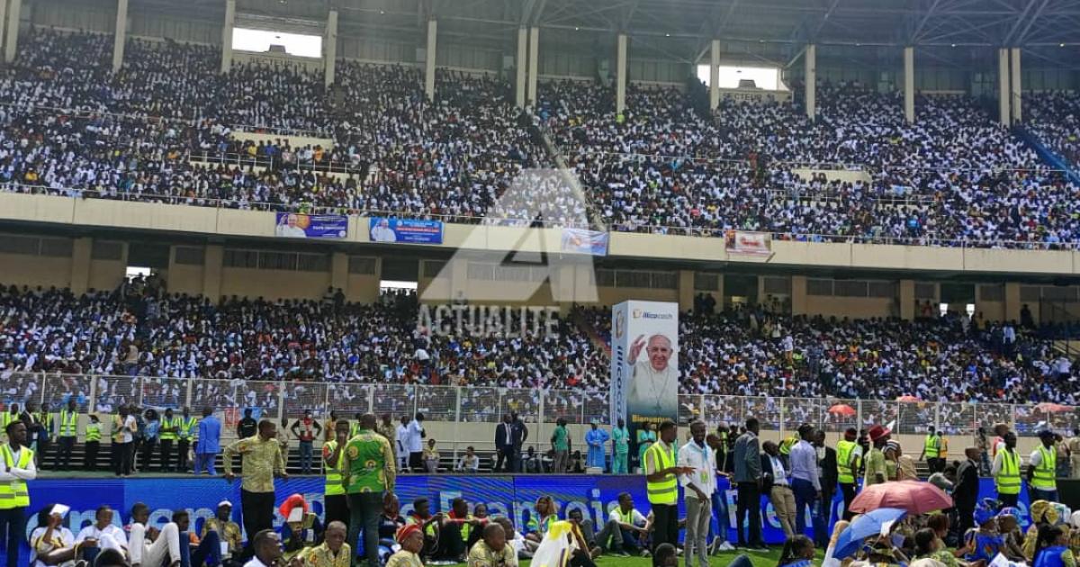 Les jeunes face au pape François à Kinshasa