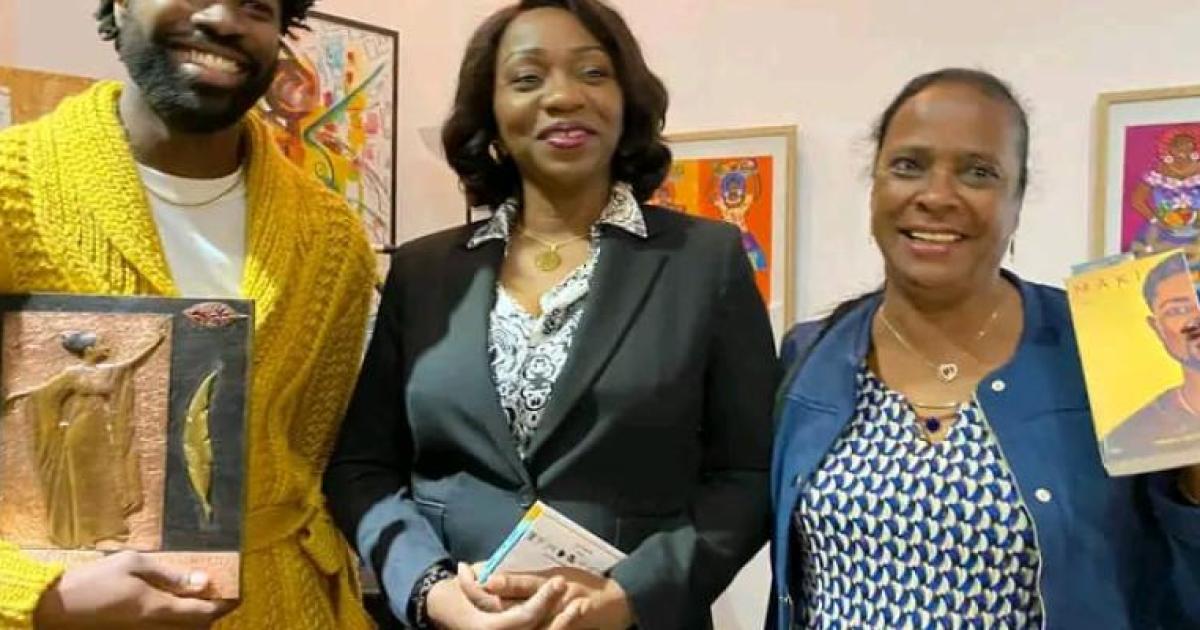 Émilie Flore Faignond aux côtés de Yvette Tabu et Elvis Ntambua (vainqueur du prix en 2022)