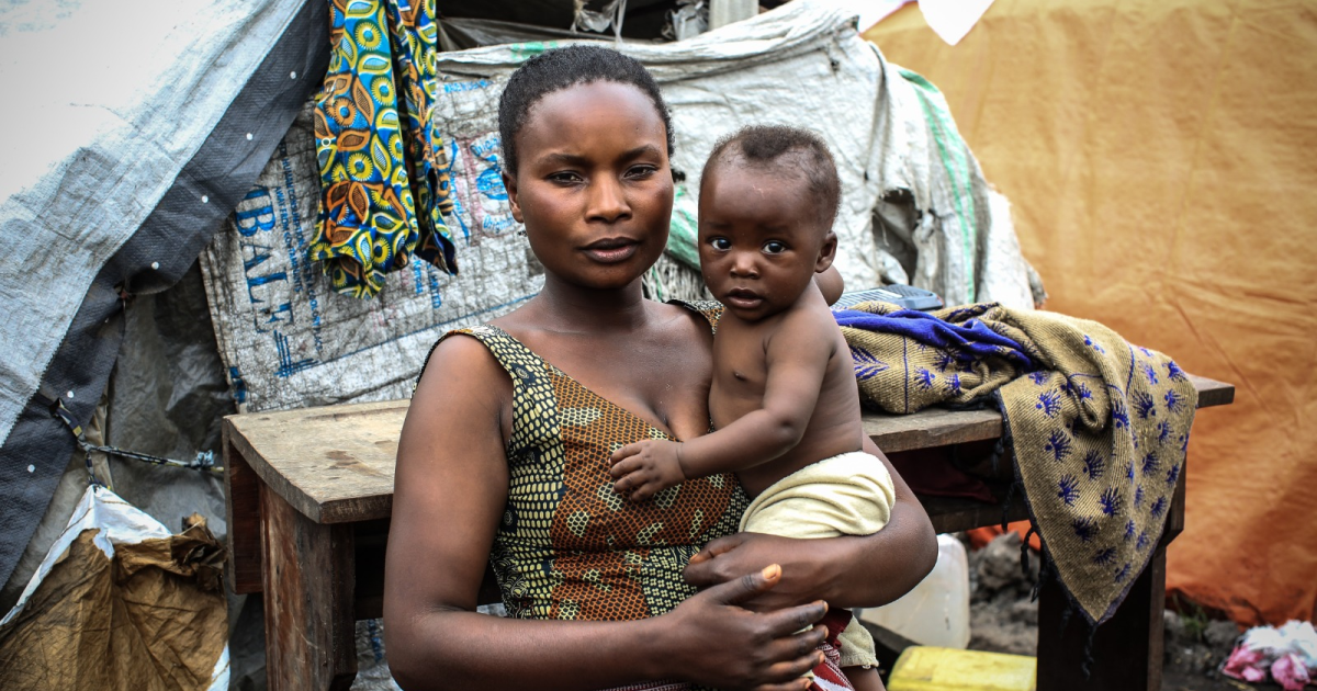 Florence Olive, 22 ans, mère de trois enfants et survivante du choléra, vit actuellement dans le camp de Nyiragongo au Nord-Kivu. Yves Ndjadi/Path-RDC