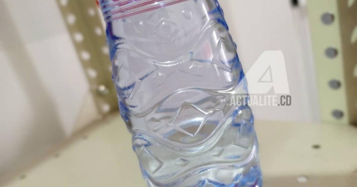 Eau en bouteille plastique
