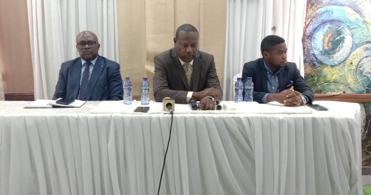 Au milieu sur la photo, Serge Mumbu, DG de Target 