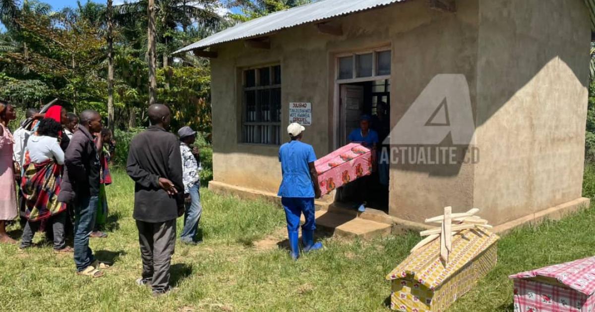 Des membres des familles des victimes récupèrent les corps à la morgue pour inhumation