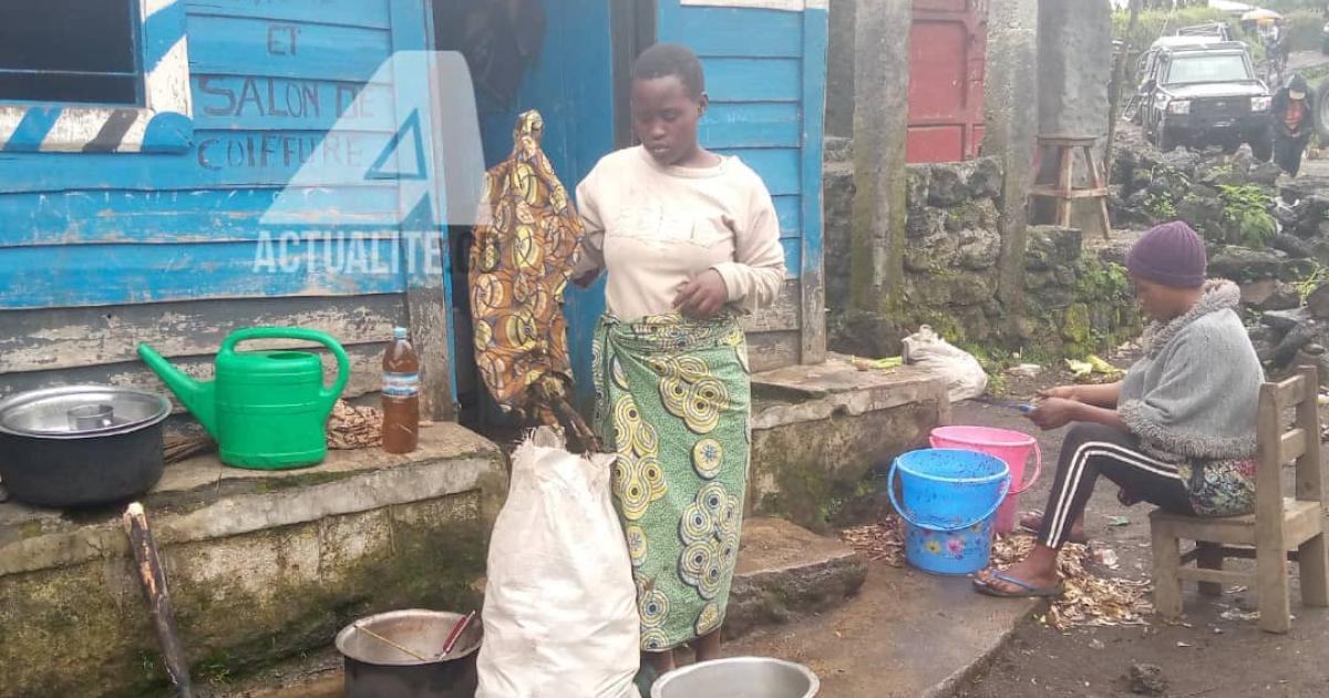 Ces femmes devant leur maison de commerce après le retour au village