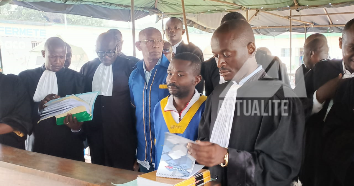 Edouard Mwangachuchu et son co-prévenu lors d'une audience à la prison militaire de Ndolo le 4 avril 2023