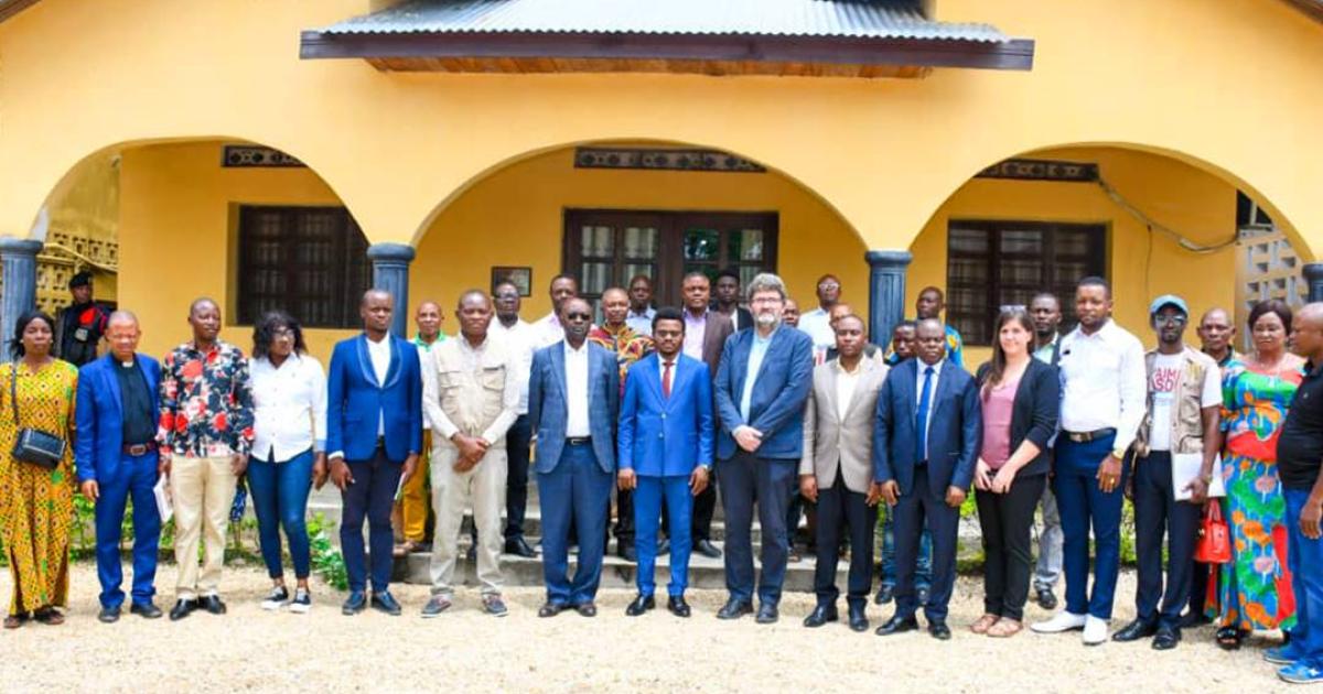 La délégation des PHC, les représentants communautaires, et l’équipe de médiation de l’ICM à Kisangani, en présence de Paulin Lendongolia, Vice-Gouverneur de la Tshopo