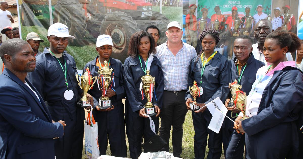 Le PDG de GBE Agri Cédric Thaunay en compagnie de gagnants de la société Busira Lomami Oriental (BLO)