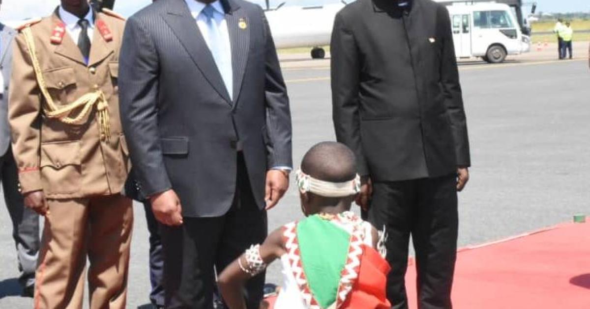 Félix Tshisekedi accueilli à l'aéroport de Bujumbura