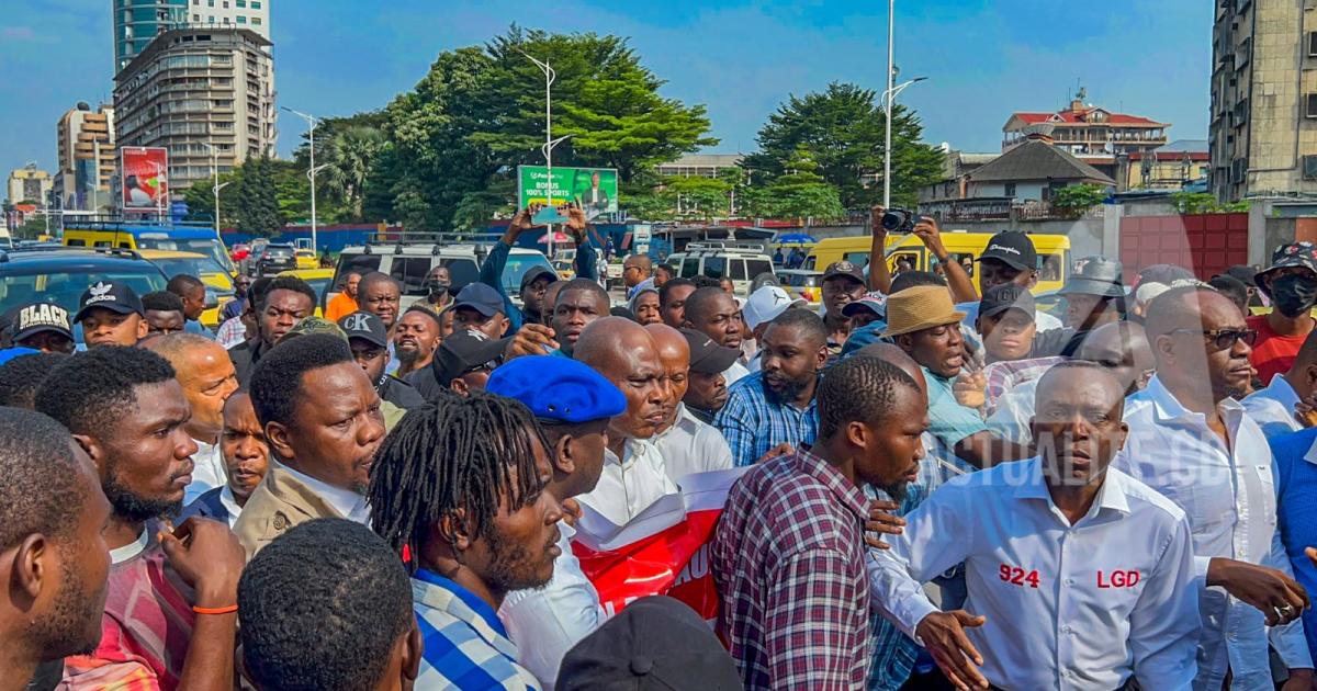 Matata Ponyo lors d'un sit-in de l'opposition interdit à Kinshasa