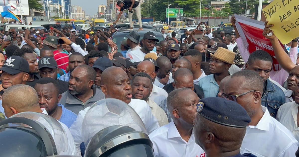 Discussions tendues entre opposants et police